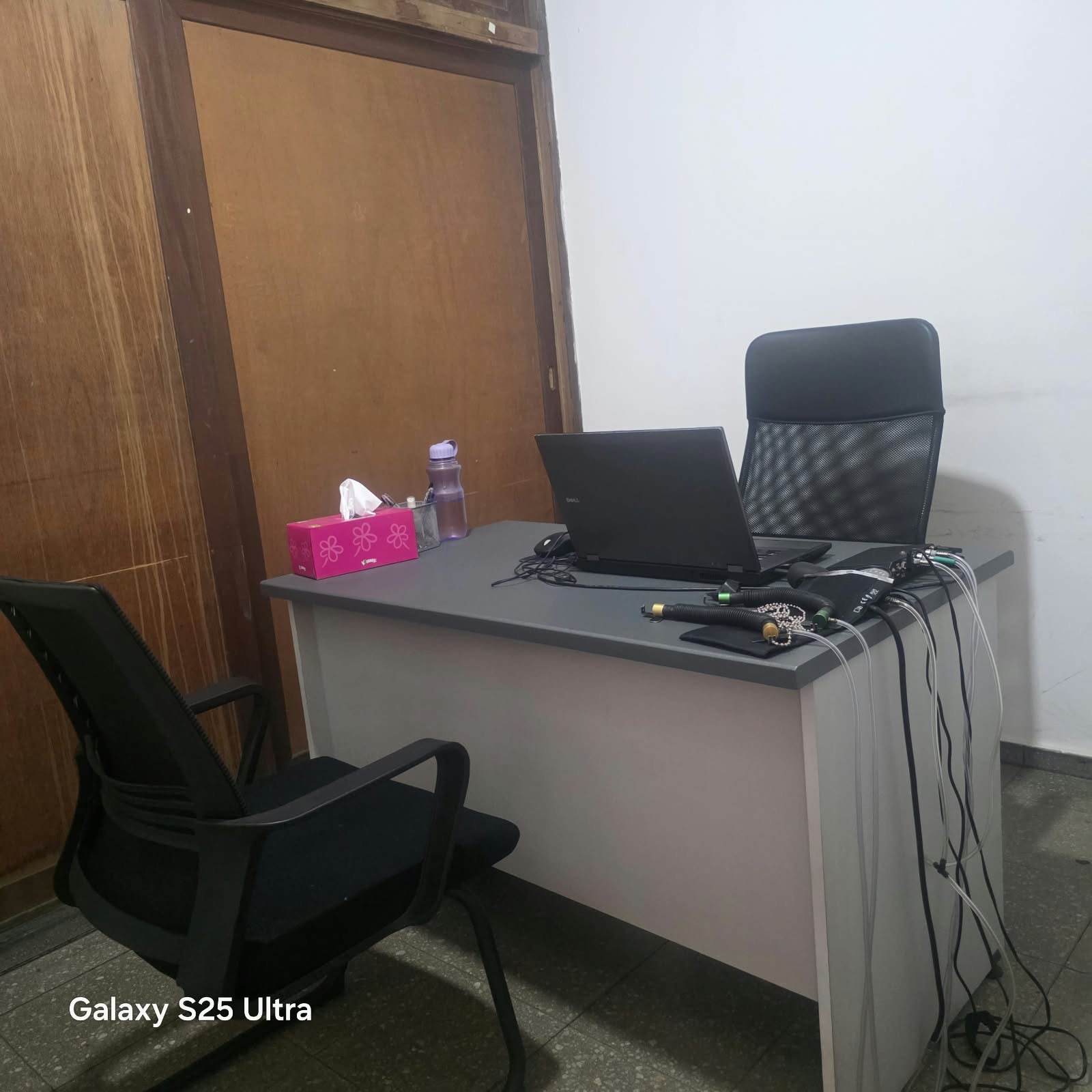 Equipo de poligrafía en una sala de evaluación de ATPI